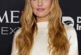 Chloe Fineman Praises Elizabeth Holmes Documentary on Red Carpet