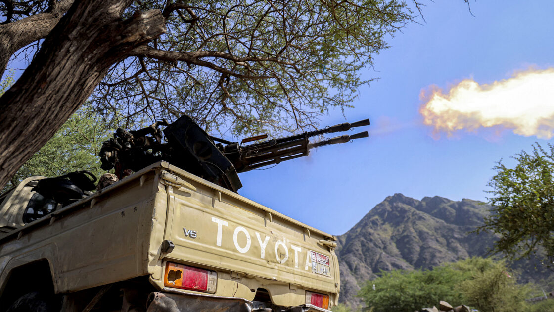 Yemen Conflict Escalates Near Taiz Amid UN Aid Warning