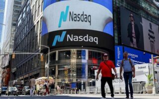 US Tech Stocks Tumble Amid Growing Fears Over AI Spending