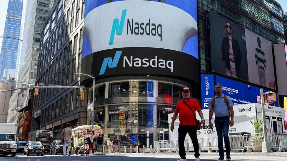 US Tech Stocks Tumble Amid Growing Fears Over AI Spending